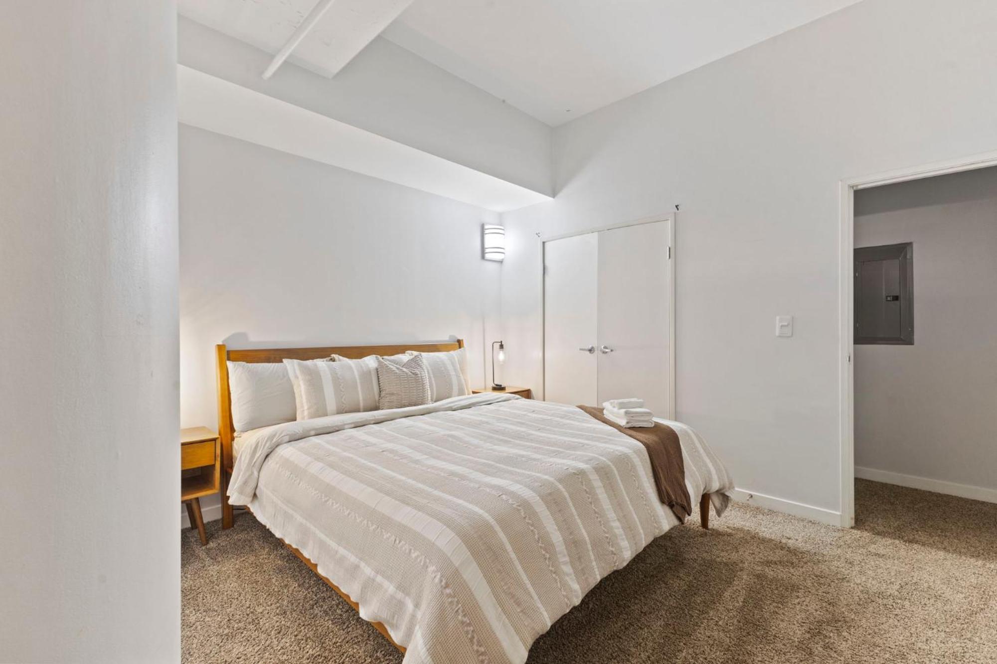 Апартаменты Indy Loft - Monument Circle - Sleeps 7 - Convention Walkable Индианаполис Экстерьер фото