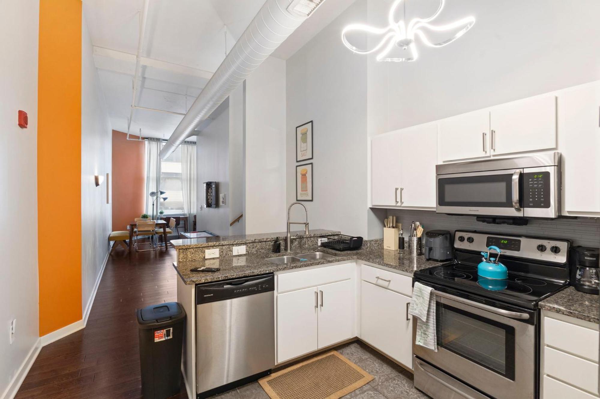Апартаменты Indy Loft - Monument Circle - Sleeps 7 - Convention Walkable Индианаполис Экстерьер фото