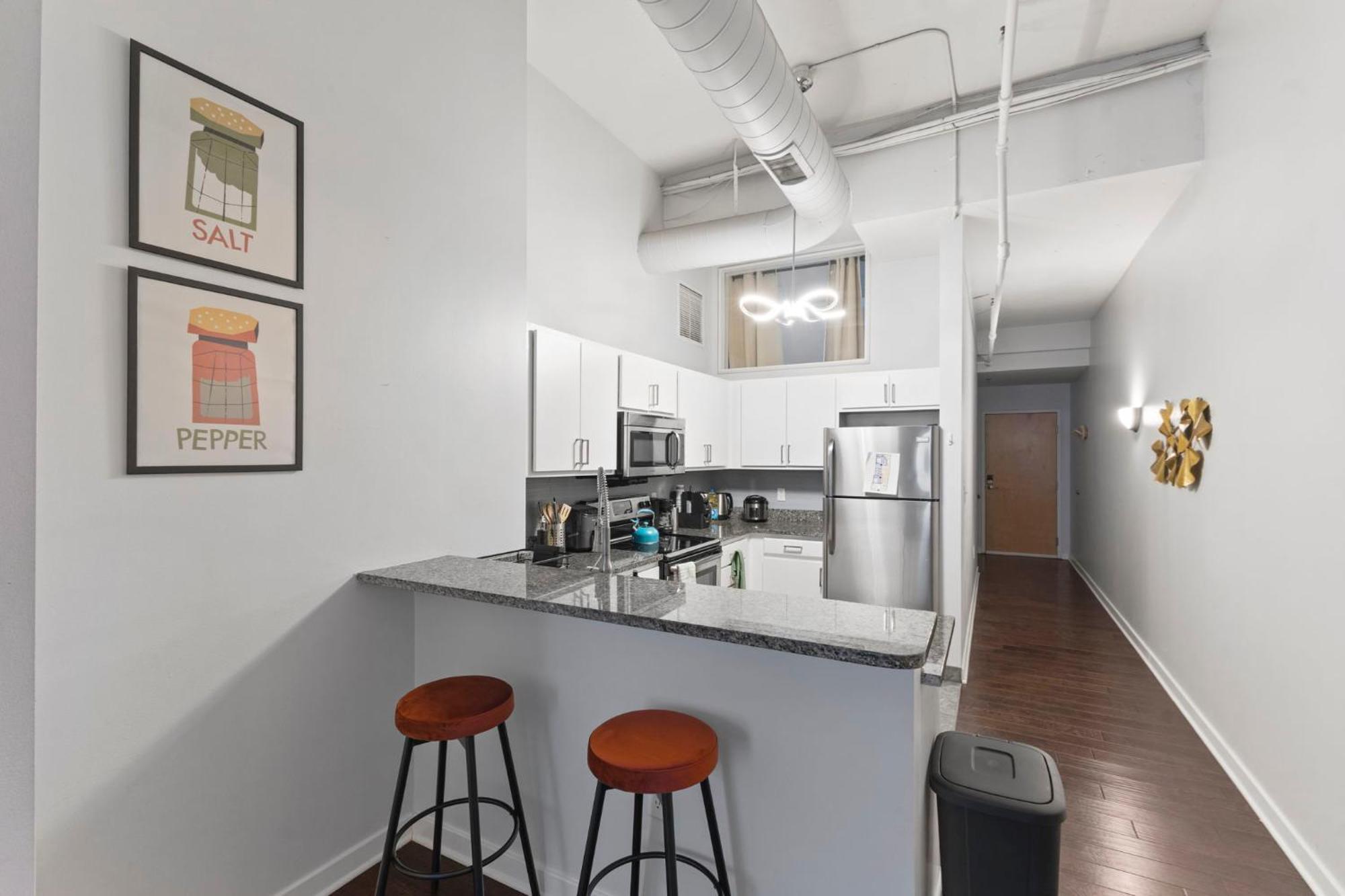 Апартаменты Indy Loft - Monument Circle - Sleeps 7 - Convention Walkable Индианаполис Экстерьер фото