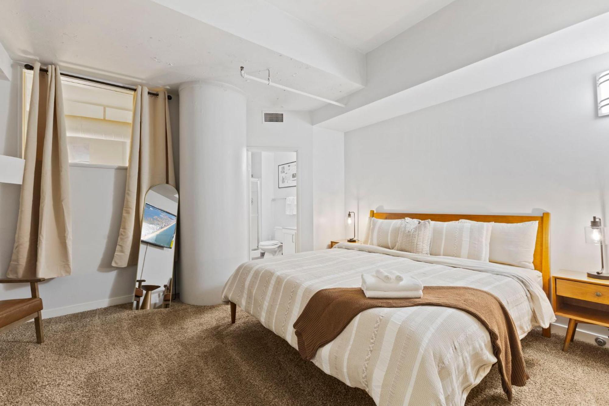 Апартаменты Indy Loft - Monument Circle - Sleeps 7 - Convention Walkable Индианаполис Экстерьер фото