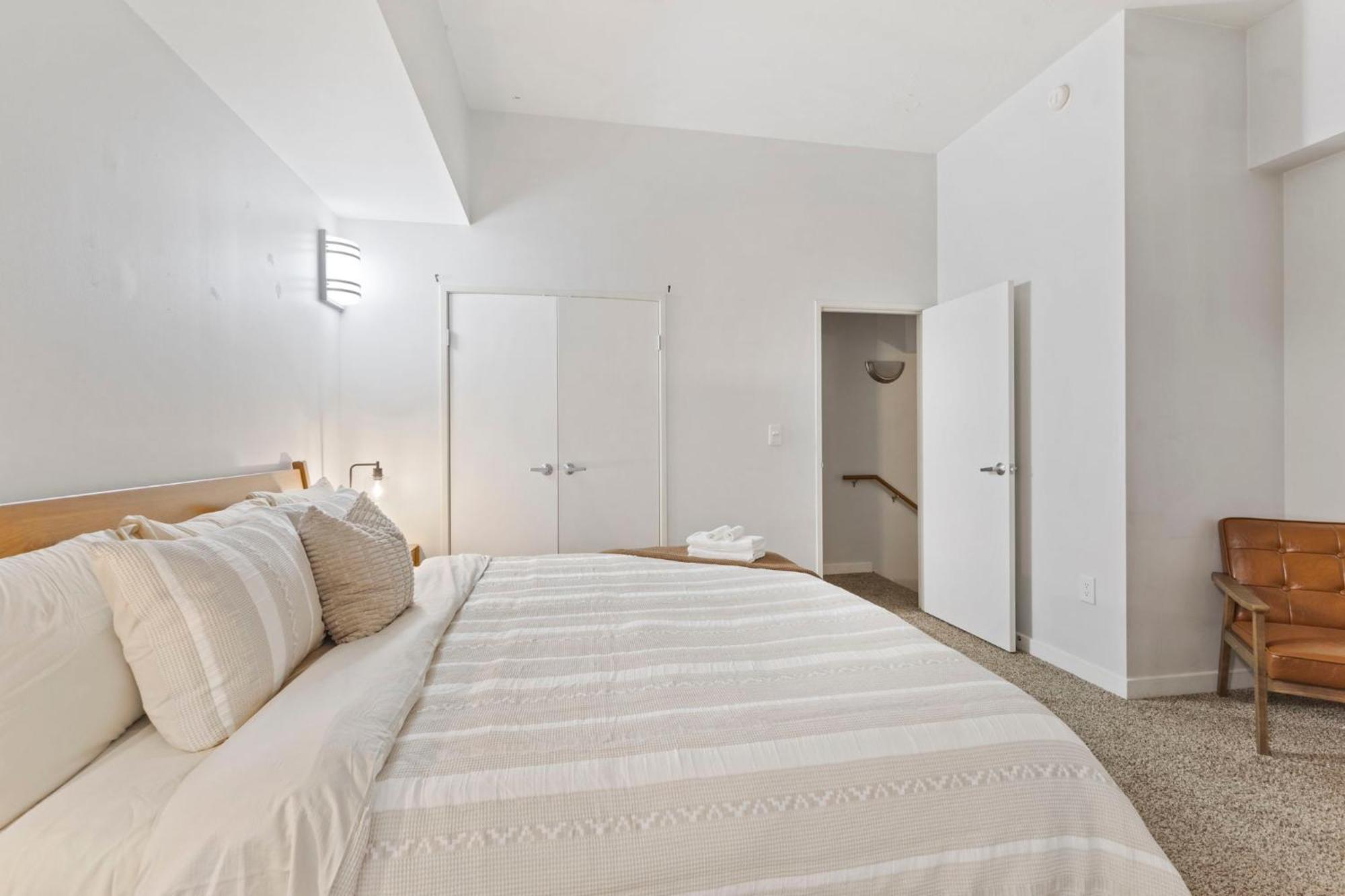 Апартаменты Indy Loft - Monument Circle - Sleeps 7 - Convention Walkable Индианаполис Экстерьер фото