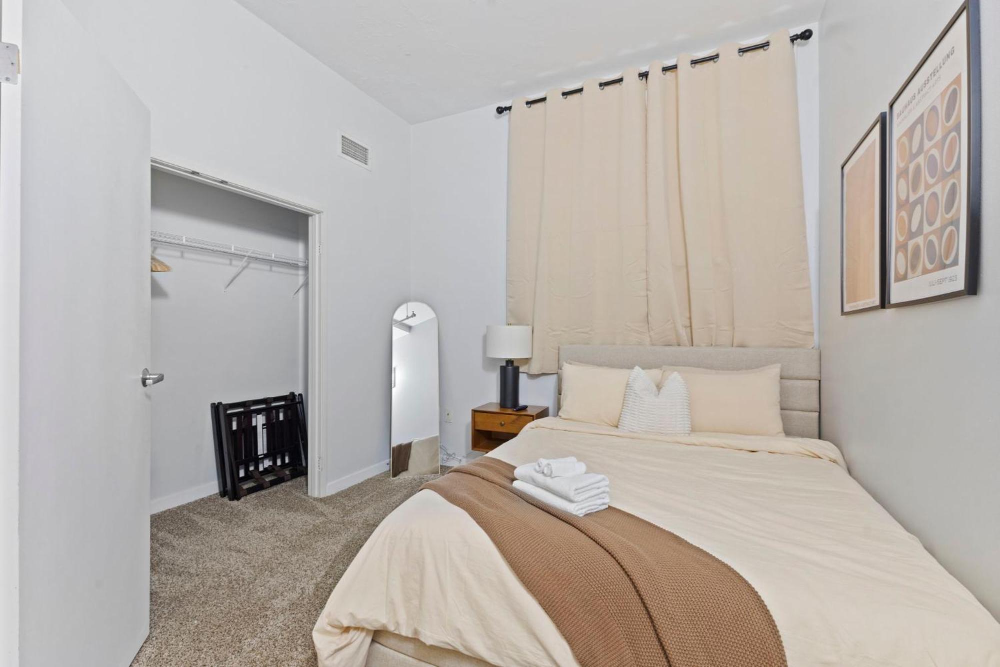 Апартаменты Indy Loft - Monument Circle - Sleeps 7 - Convention Walkable Индианаполис Экстерьер фото